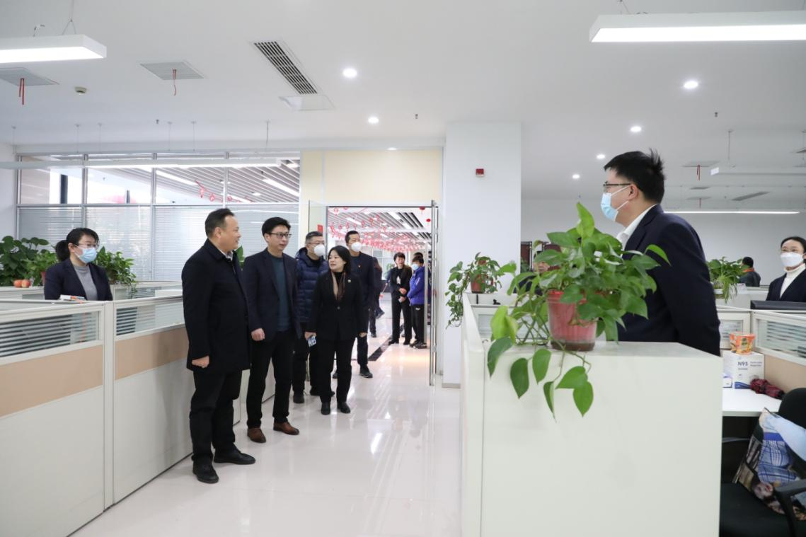 人保财险：新年开工第一天  班子慰问鼓干劲