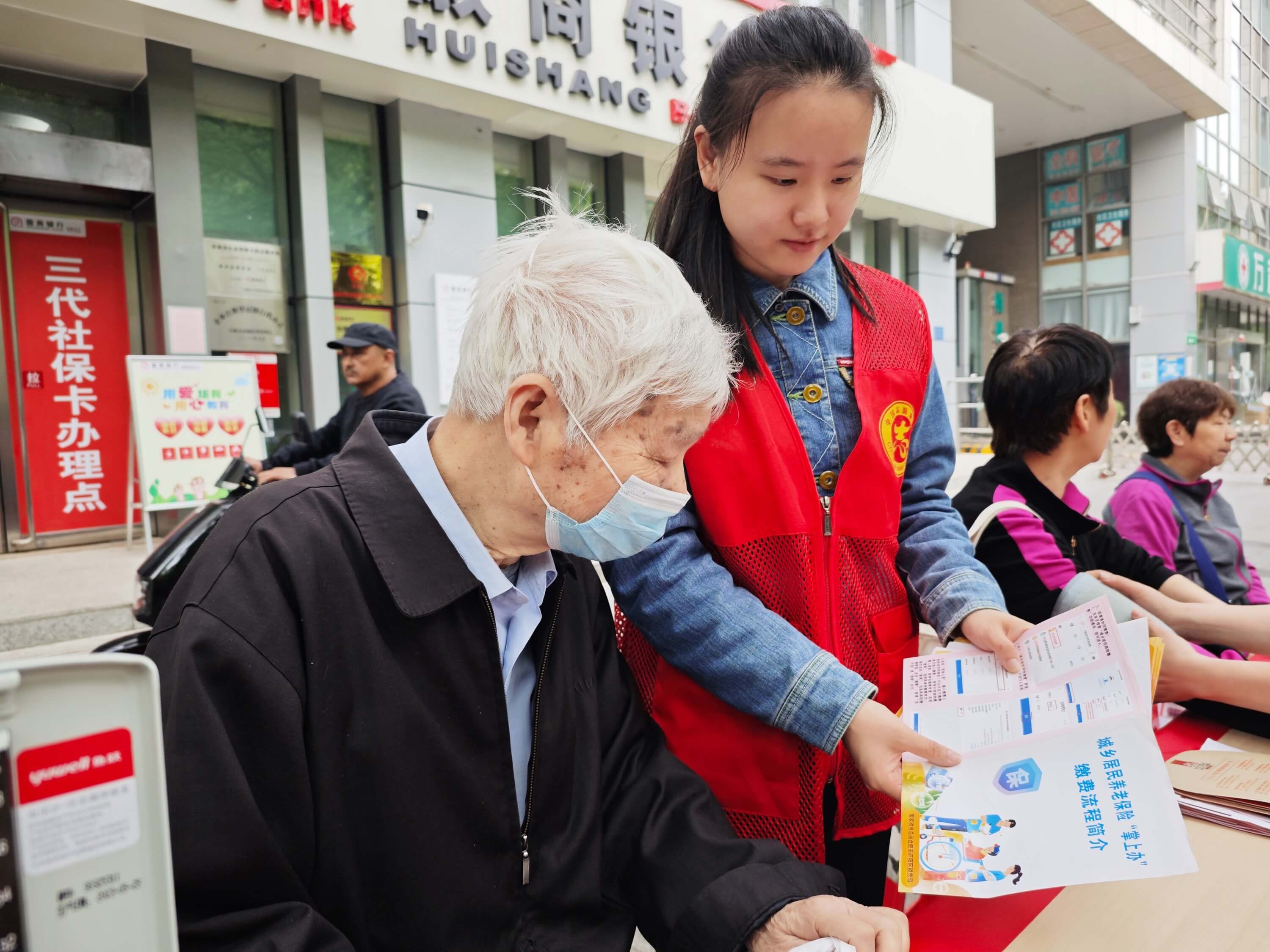 平安人寿安徽分公司开展养老保险宣传及健康义诊进社区活动