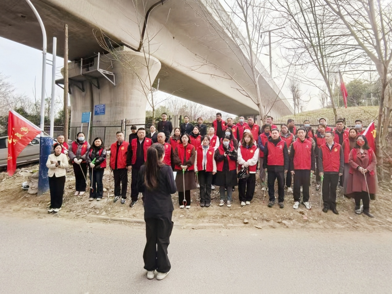 平安人寿安徽分公司开展“学雷锋日”高铁护路志愿服务活动