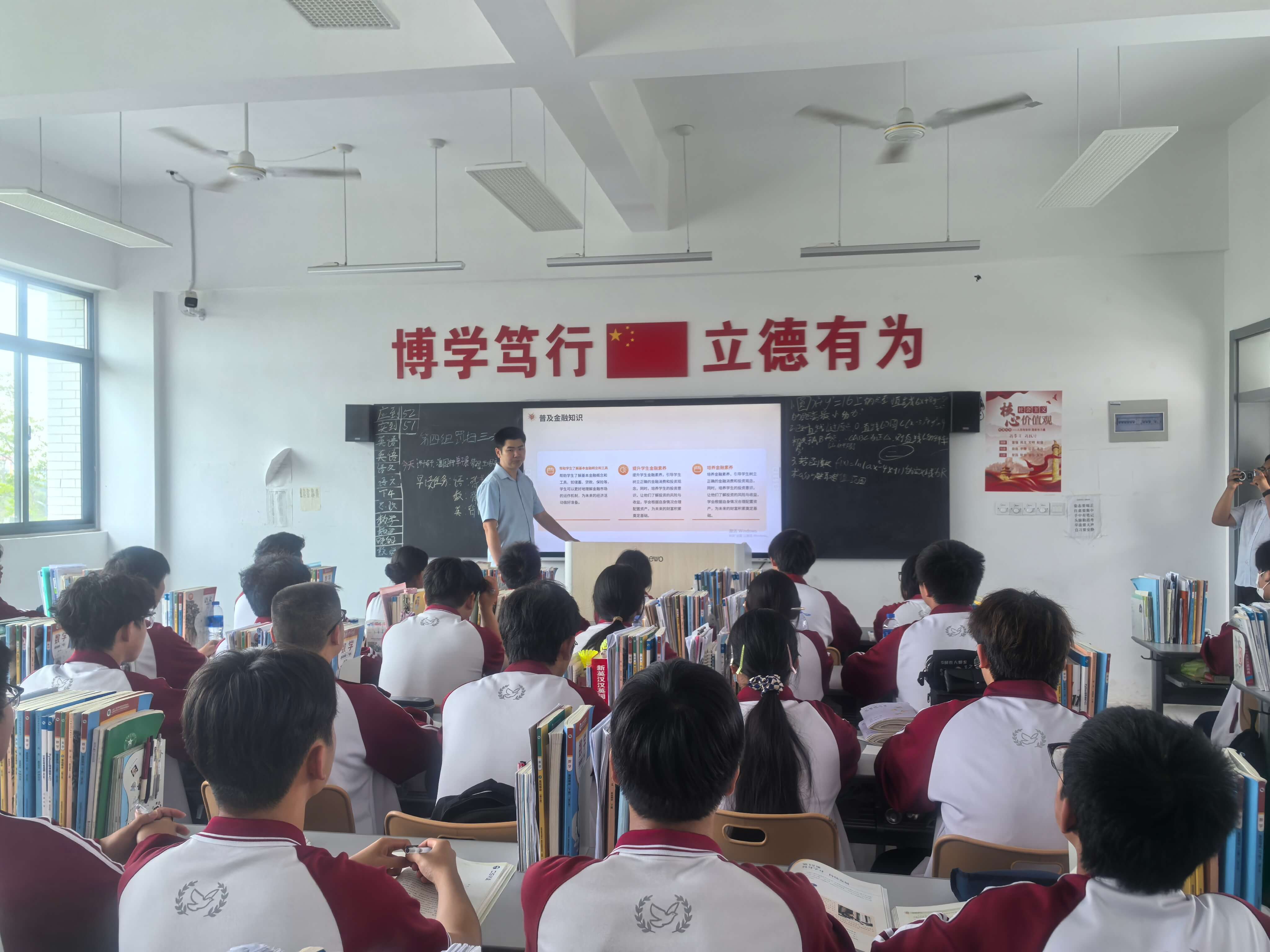【防范非法金融活动宣传月】国元保险合肥中支开展“金融知识进校园”宣传活动